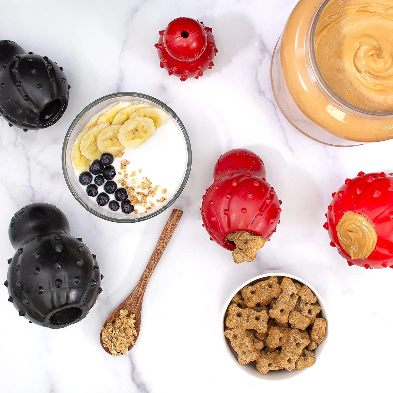 Nylabone Rubber Strong Chew - Juguete rellenable sabor a tocino para perros